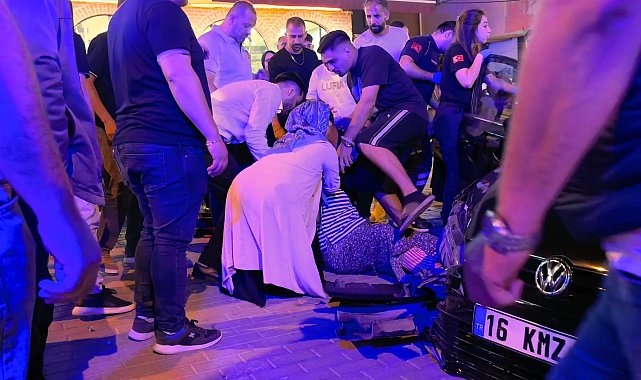 Park halindeki 2 araca çarpan otomobilin sürücüsü yaralandı; kaza anı kamerada