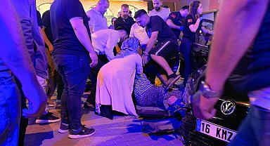 Park halindeki 2 araca çarpan otomobilin sürücüsü yaralandı; kaza anı kamerada