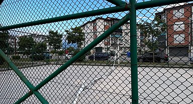 Parkta oynarken üzerine demir direk devrilen çocuk yaralandı