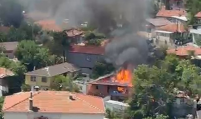 Pendik'te 2 katlı binada çıkan yangın itfaiye tarafından söndürüldü