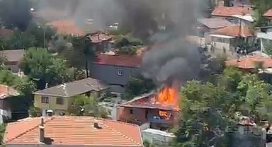 Pendik'te 2 katlı binada çıkan yangın itfaiye tarafından söndürüldü