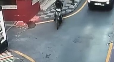 Polisten kaçan sürücünün motosikleti vali yardımcısına çarptı; o anlar kamerada