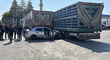 Polisten kaçan sürücünün otomobili, park halindeki 2 TIR'a çarptı; 2 yaralı