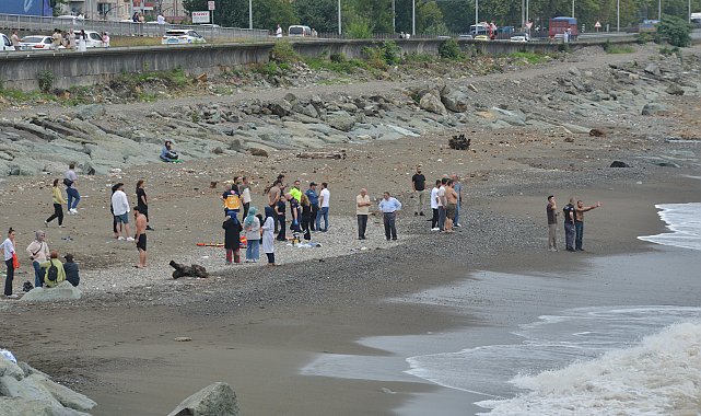 Rize'de denize giren 2 kardeşten 1'i öldü, diğeri kayıp