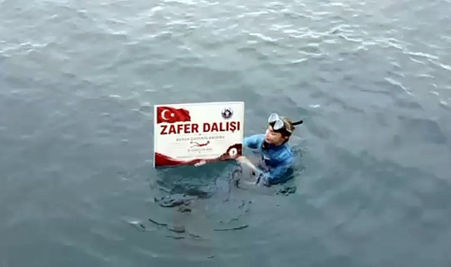 Şahika Ercümen, Karamağara Koyu'nda 'Zafer Dalışı' yaptı
