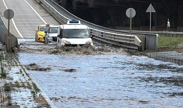 Samsun'da sağanak etkili oldu; sürücüler zor anlar yaşadı