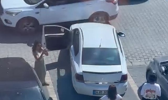 Sandalyeye oturup kafenin önüne otomobilini park etmek isteyen sürücüye engel oldu