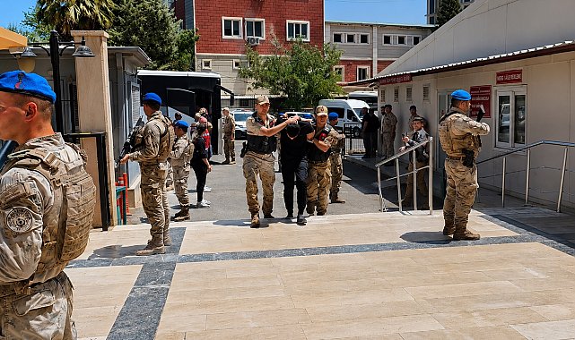 Şanlıurfa'da jandarma kıyafetiyle 13 kilogram altın gasbeden 9 şüpheli adliyede