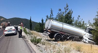 Şarampole devrilen tankerin şoförü yaralandı