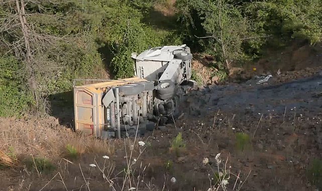 Sarıyer'de şarampole devrilen hafriyat kamyonunun şoförü yaralandı