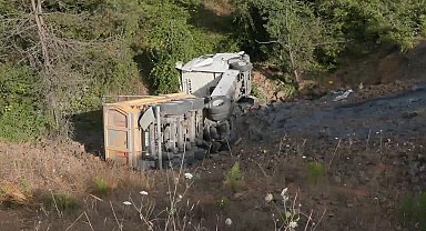 Sarıyer'de şarampole devrilen hafriyat kamyonunun şoförü yaralandı
