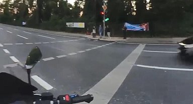 Sarıyer'de yolun karşısına geçmeye çalışan kadına aracın çarptığı anlar kamerada