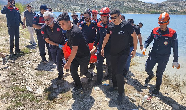 Sazlığa takılan balık yemleme botunu kurtarmaya çalışırken balçığa saplanıp öldü