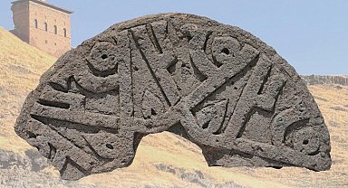Selçuklu Mezarlığı'nda 'Hz. Muhammed'in ismi yer alan bezemeli taş bulundu