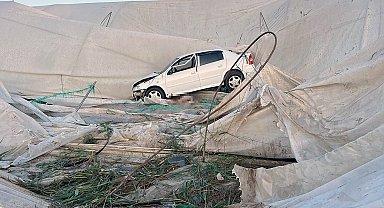 Seraya uçan otomobilin sürücüsü ile eşi öldü