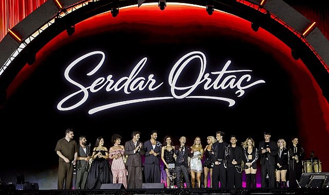 Serdar Ortaç, İstanbul Festivali'nde sahne aldı