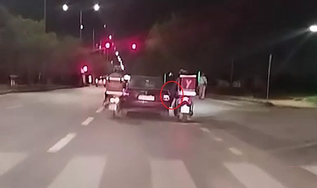 Seyir halinde yakıtı biten otomobili motosikletli kuryeler ayaklarıyla itekledi