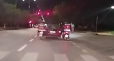 Seyir halinde yakıtı biten otomobili motosikletli kuryeler ayaklarıyla itekledi