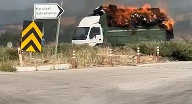 Seyir halindeki kamyondaki saman balyaları yandı; o anlar kamerada