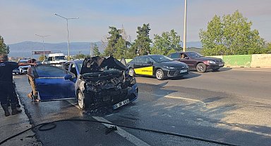 Seyir halindeki otomobil alev alev yandı