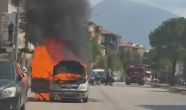 Seyir halindeyken alev alan otomobil kullanılamaz hale geldi