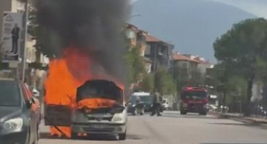 Seyir halindeyken alev alan otomobil kullanılamaz hale geldi