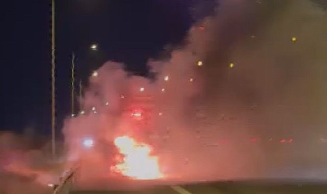 Silivri Kuzey Marmara Otoyolu'nda seyir halindeki otomobil alev alev yandı