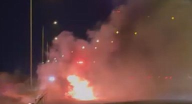 Silivri Kuzey Marmara Otoyolu'nda seyir halindeki otomobil alev alev yandı