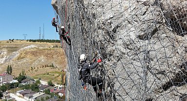 Sivas'ın sembol kayalıkları çelik ağlarla örüldü