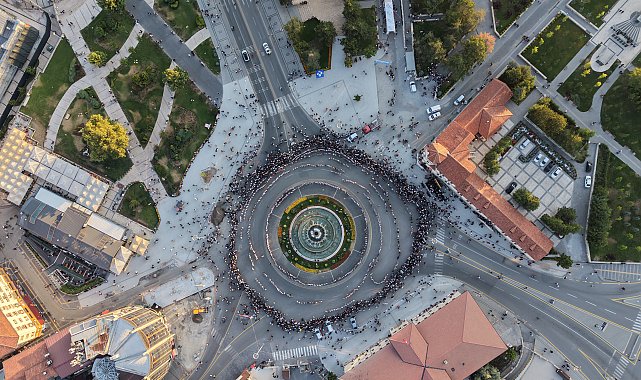 Sivas'ta kent meydanında 1058 kadın aynı anda halay çekti