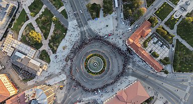 Sivas'ta kent meydanında 1058 kadın aynı anda halay çekti