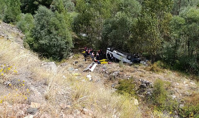 Sivas'ta minibüs uçuruma yuvarlandı; yaralılar var