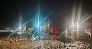 Sivas'ta sel sularıyla karayolu ulaşıma kapandı, araç kuyrukları oluştu