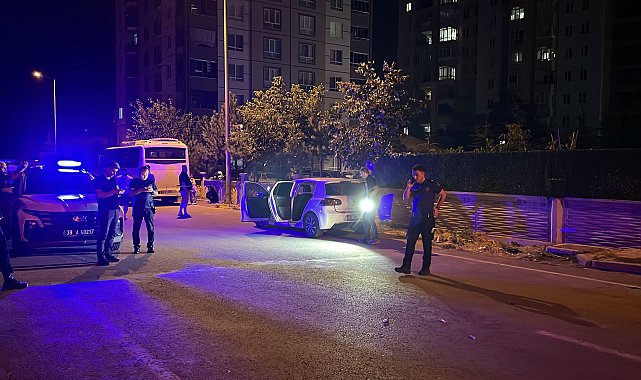 Sokaktaki silahlı kavgada tesadüfen olay yerinde bulunan çift yaralandı