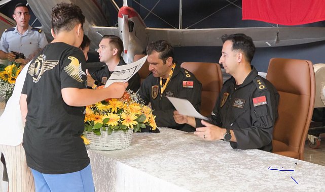 SOLOTÜRK ekibi İstanbul Havacılık Müzesi'nde imza etkinliği düzenledi