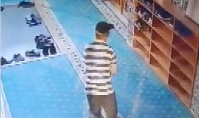 Sultangazi'de camilerden ayakkabı çalan şüpheli kamerada