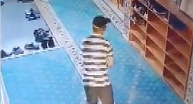 Sultangazi'de camilerden ayakkabı çalan şüpheli kamerada