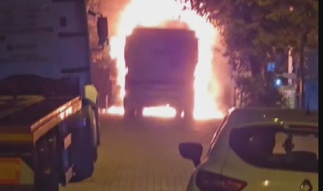 Sultangazi'de hafriyat kamyonunda çıkan yangın söndürüldü