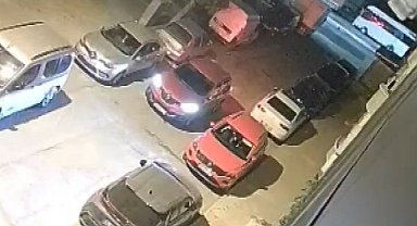 Sultangazi'de otomobile silahlı saldırı; sürücü son anda kurtuldu
