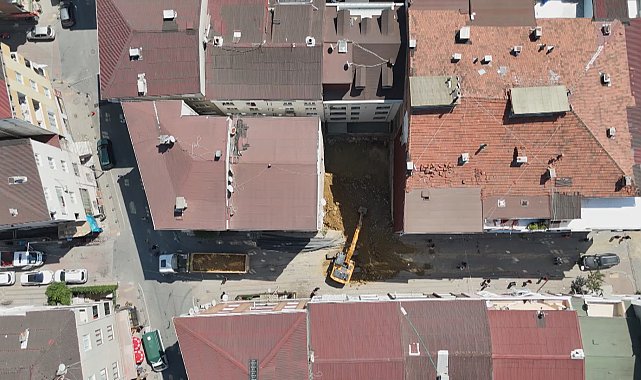 Sultangazi'de temel kazısı bitişikteki binaya zarar verdi; bina tahliye edildi Havadan görüntülerle