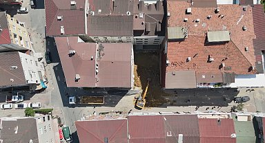 Sultangazi'de temel kazısı bitişikteki binaya zarar verdi; bina tahliye edildi Havadan görüntülerle