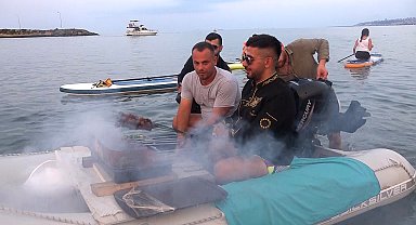 SUP sporcularına denizin ortasında mangalda kebap servisi
