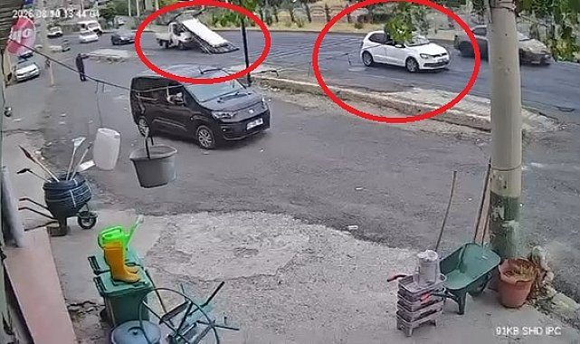 Sürücüsünün ani fren yaptığı kamyonetteki demirler yola saçıldı; o anlar kamerada
