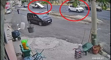 Sürücüsünün ani fren yaptığı kamyonetteki demirler yola saçıldı; o anlar kamerada