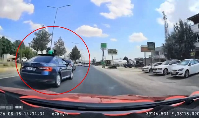 Sürücüsünün makas attığı otomobilde çocukların tehlikeli yolculuğu kamerada
