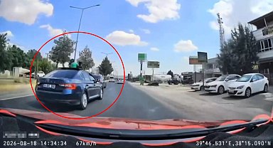 Sürücüsünün makas attığı otomobilde çocukların tehlikeli yolculuğu kamerada