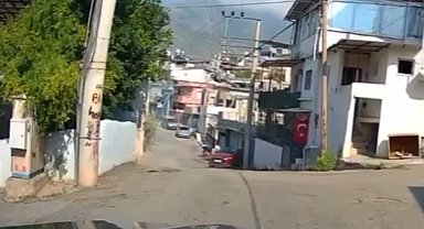 Sürücüsünün yol vermek için geri manevra yaptığı otomobil duvara çarptı; kaza kamerada