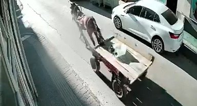 Sürücüsüz at arabası, otomobile çarptı; o anlar kamerada
