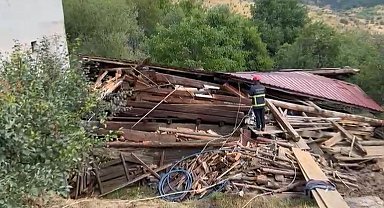 Tadilat yapılan 2 katlı köy evi çöktü; 5 yaralı