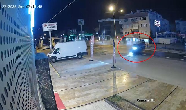Takla atan otomobil, üst geçidin merdivenlerine çarptı; 2 yaralı